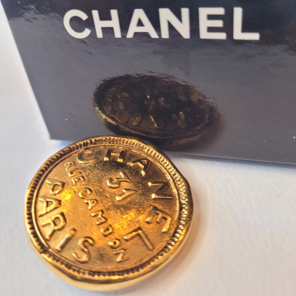Vintage CHANEL PARIS  Gold-tone 31 Rue Cambon Logo  Round Pin Brooch